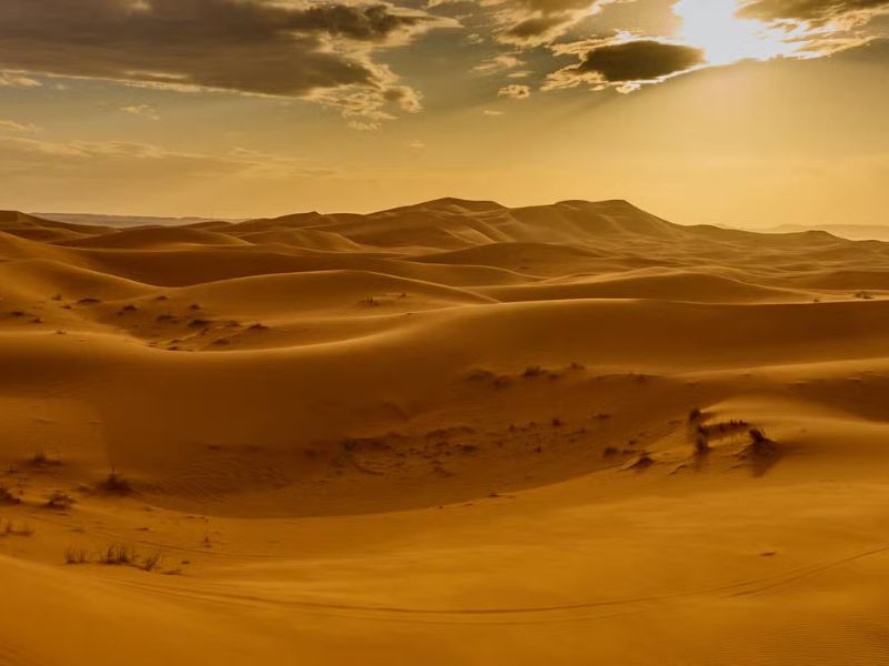 Dans le désert marocain, les jeunes cherchent une pause hors du temps
