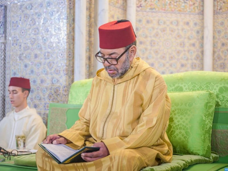 SM le Roi, Amir Al-Mouminine, préside une veillée religieuse en commémoration du 27e anniversaire de la disparition de Feu SM le Roi Hassan II