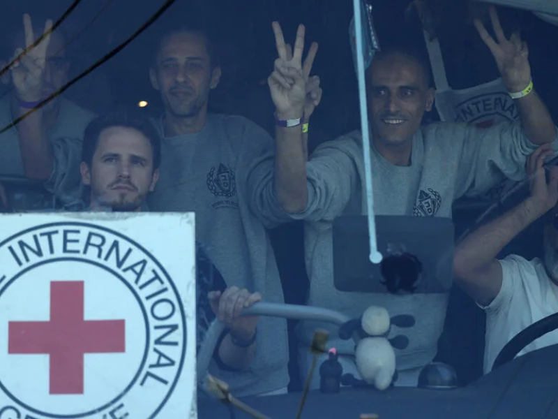 Gaza : Les premiers détenus palestiniens libérés par Israël arrivent à Ramallah