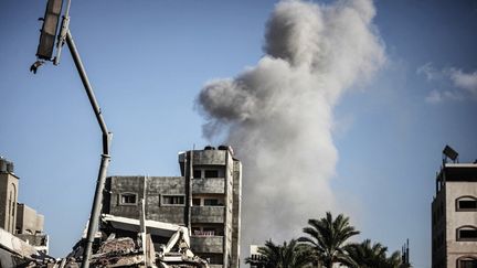 Une frappe aérienne israélienne sur le camp de Bureij, malgré le cessez-le-feu, dans la bande de Gaza, le 19 octobre. (MOIZ SALHI / ANADOLU / AFP)