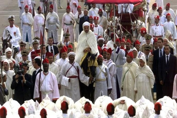 Le Maroc n’entre pas dans la modernité par substitution, mais par sédimentation. Les instruments de réforme s’ajoutent couche après couche, LOLF, protection sociale, régionalisation avancée, sans que la culture de gouvernance change au même rythme