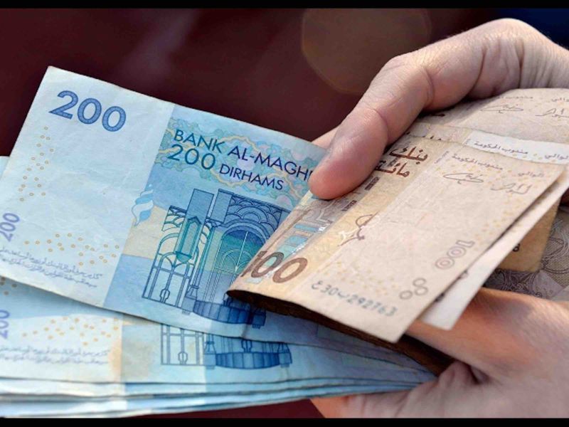 Quand l’économie inquiète, le cash rassure : la psychologie du repli au Maroc