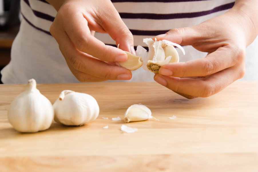 Faut-il vraiment éplucher l’ail ? La petite astuce qui change tout !