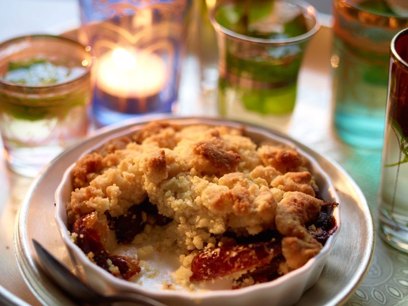 Crumble de dattes et noix, parfumé à la fleur d’oranger : un dessert marocain revisité
