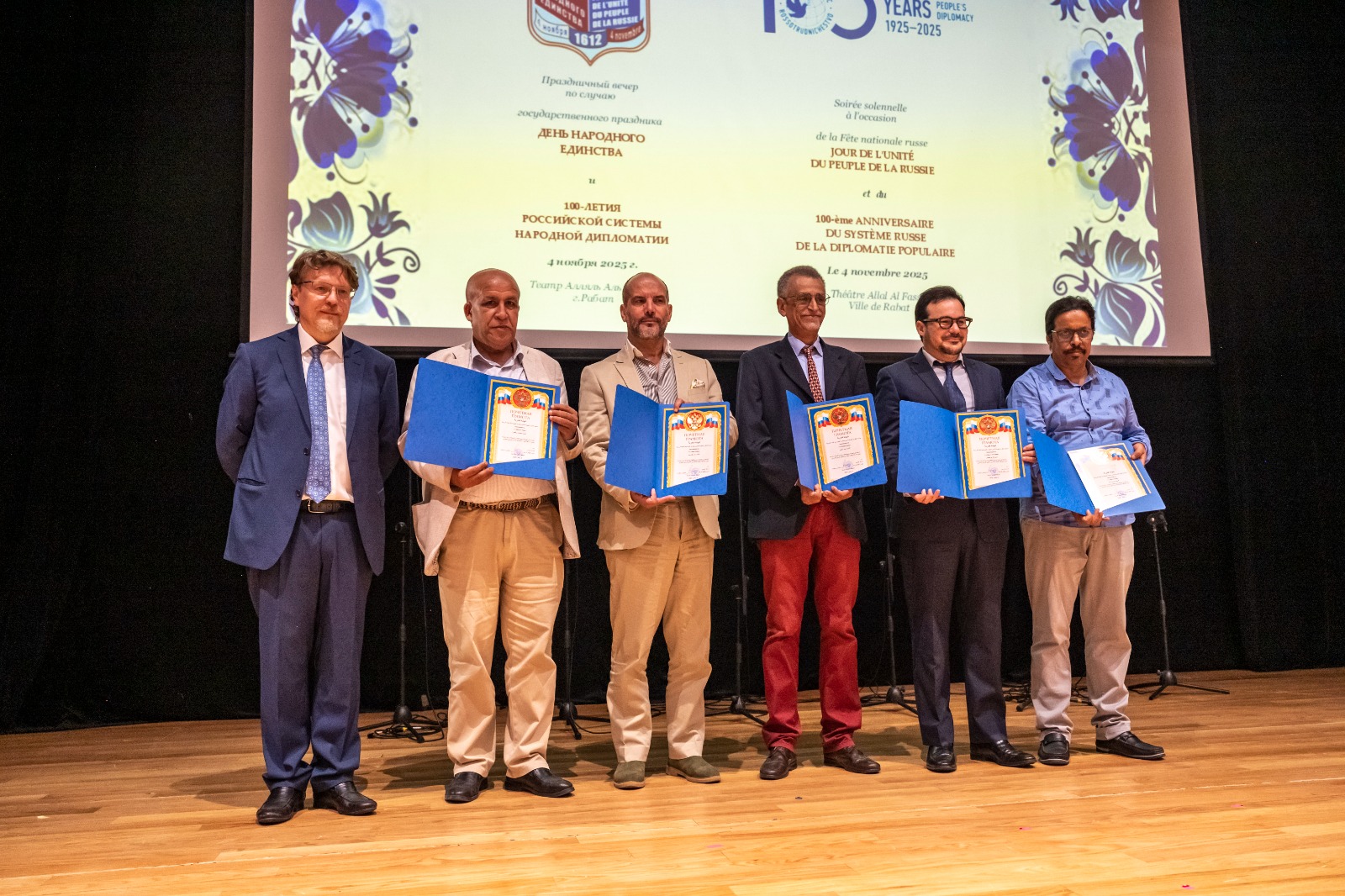 Les journalistes marocains honorés, en compagnie de Vladimir Sokolov, directeur de la Maison russe à Rabat