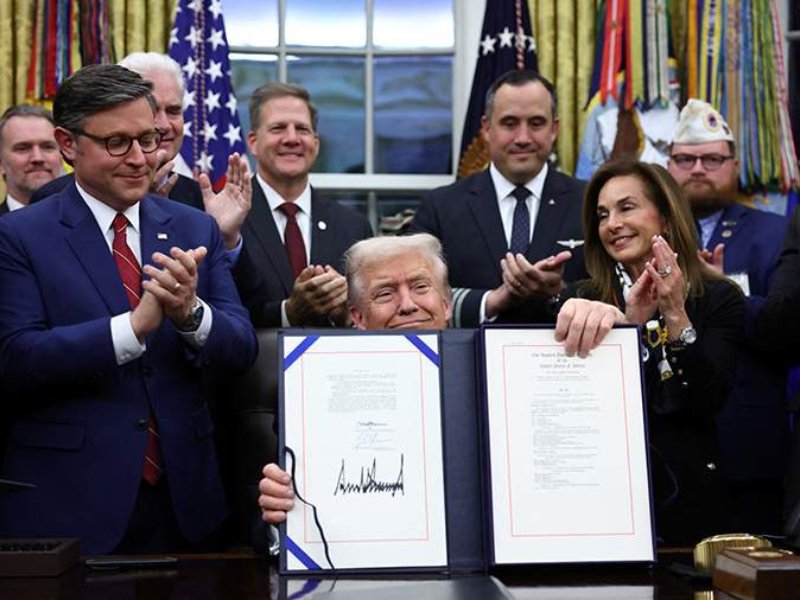 Shutdown aux États-Unis : Après 43 jours de paralysie, Donald Trump signe la fin du blocage historique