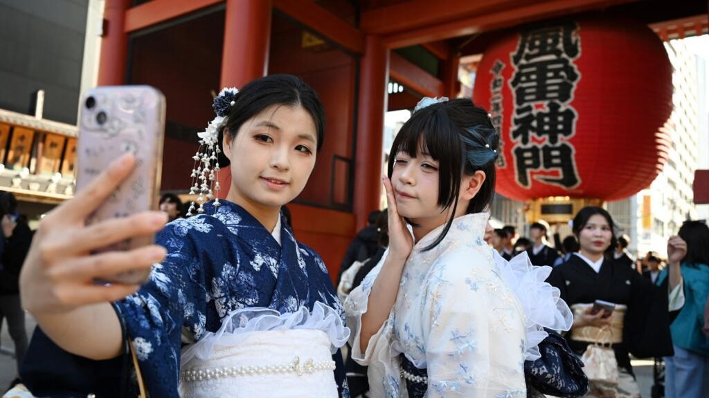 Touristes chinoises dans le district d'Asakusa à Tokyo, le 15 novembre 2025. AFP - GREG BAKER
