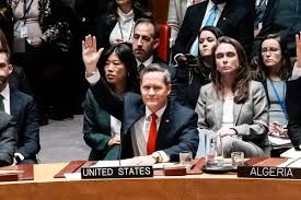 L’ambassadeur des États-Unis auprès de l'ONU, Michael Waltz, prend la parole après avoir voté en faveur d’une résolution au Conseil de sécurité des Nations unies à New York, lundi 17 novembre 2025. © Eduardo Munoz, Reuters