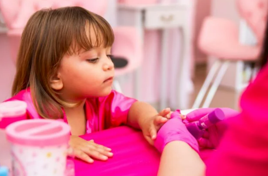 La mode des instituts de beauté pour enfants suscite l’inquiétude des dermatologues