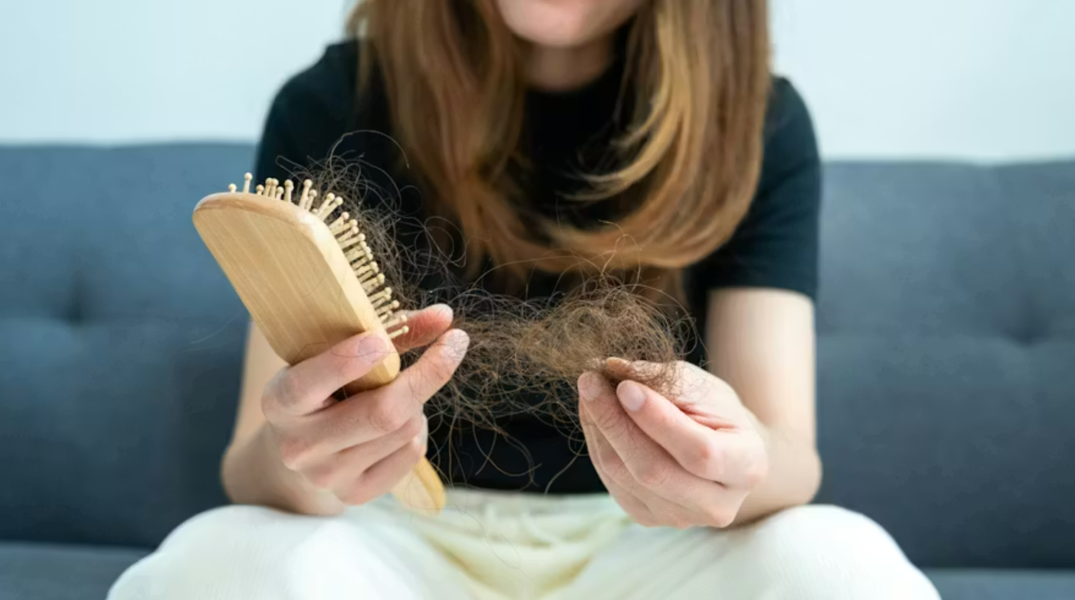 Chute vs perte de cheveux : comprendre et prévenir le phénomène