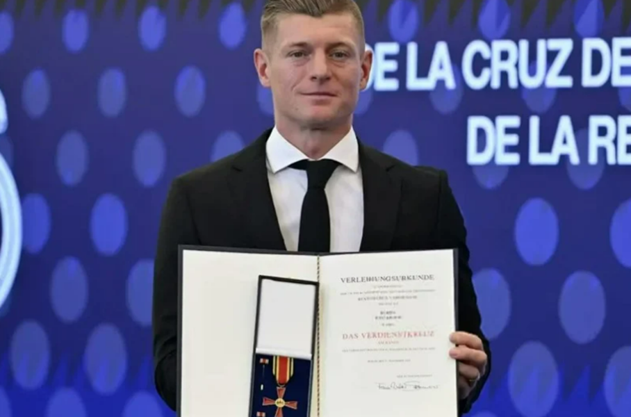 Toni Kroos reçoit la Croix du Mérite au Bernabéu