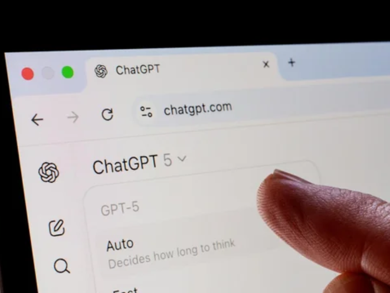 ChatGPT avec de la pub dès 2026 ? Un leak dévoile un virage explosif pour l’IA la plus utilisée au monde