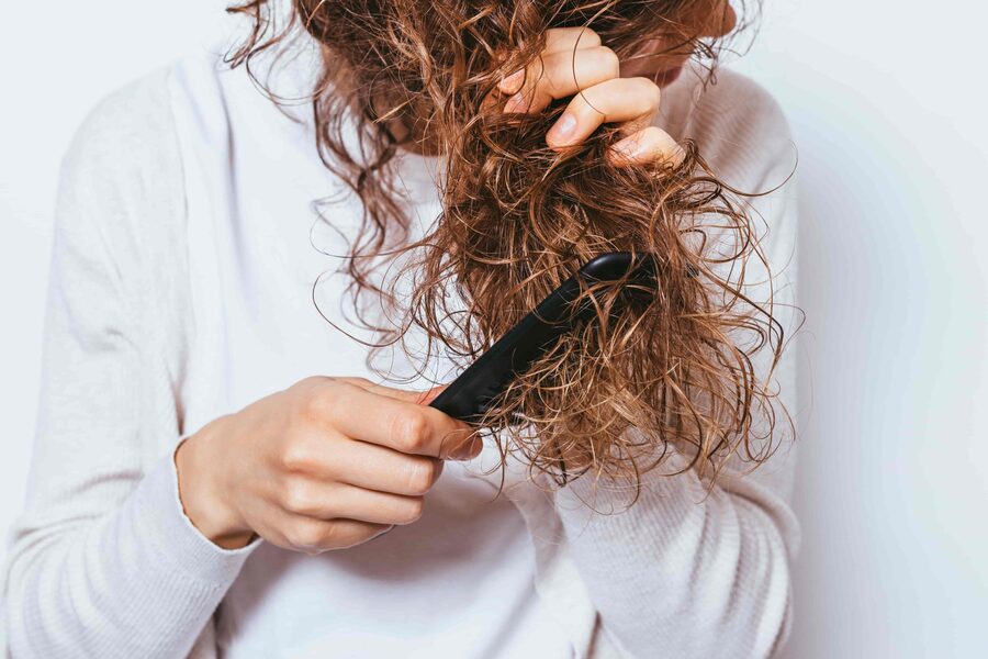 Démêlage : cheveux mouillés ou secs, qui gagne le duel ?