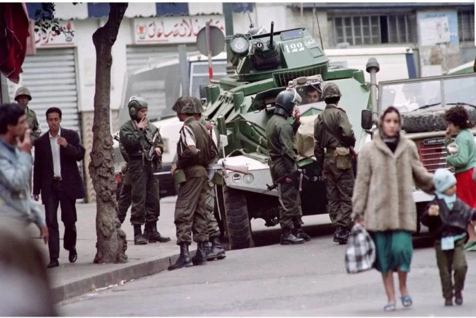 Forces de sécurité algériennes dans le quartier de Bab El Oued, dans la capitale algérienne, le 17 janvier 1992, cinq jours après le coup d’Etat. (AFP)
