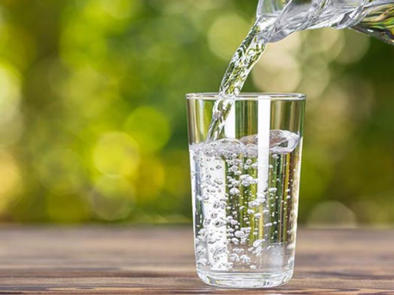 Eau alcaline: promesses marketing face aux preuves scientifiques, que faut-il croire ?