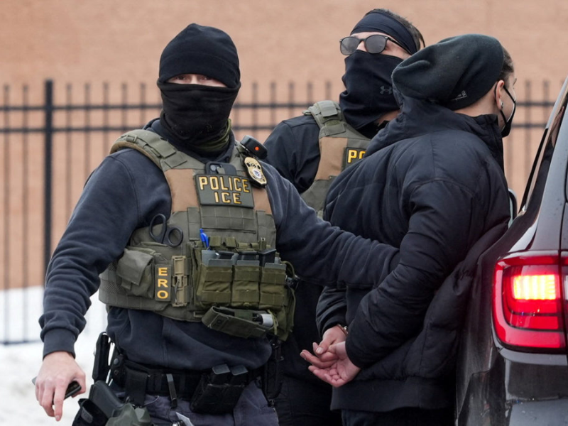 ICE : comment fonctionne l’agence de Trump qui défraye la chronique et agite les rues américaines ?
