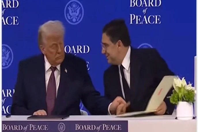 Le ministre des AE marocain aux côtés du Président américain Donald Trump à Davos lors de la signature de la charte du Conseil de la Paix. Face à l’Europe, qui se mue en « bloc vert » normatif, le Maroc doit passer de l’adaptation subie à la proposition structurée
