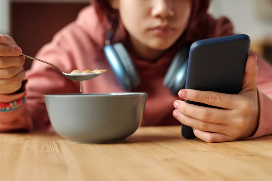 Smartphone éteint, assiette allumée : on redonne du sens à nos dîners !