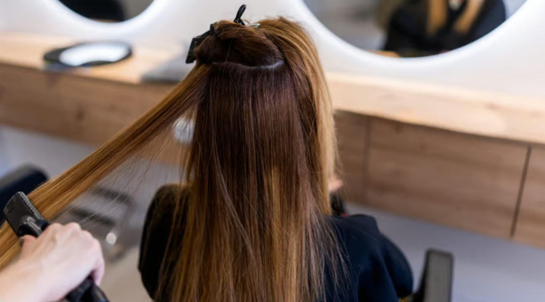 Cheveux lisses, reins en danger ? L’alerte de l’AMMPS sur le lissage capillaire