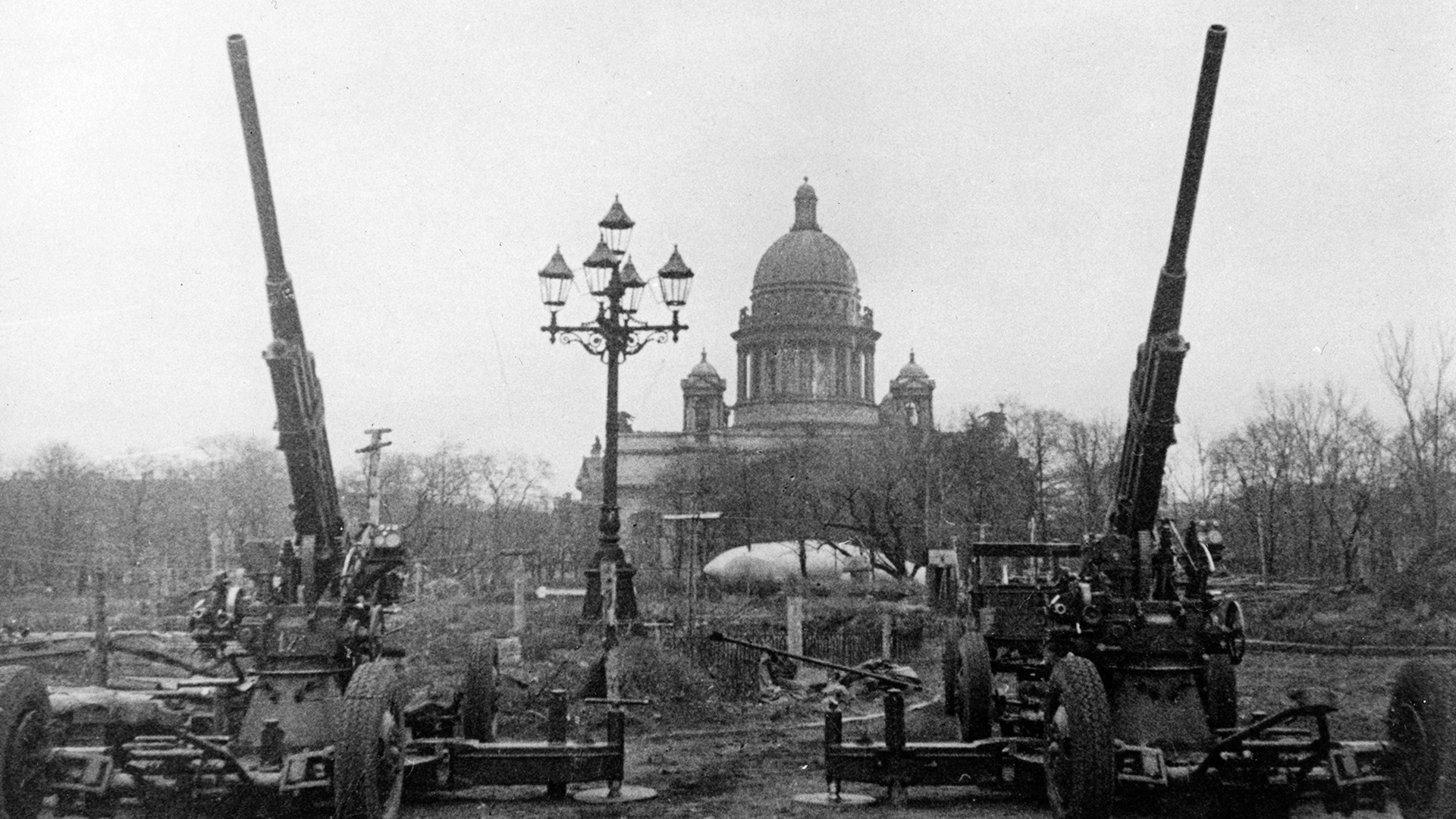 Leningrad, une ville assiégée, bombardée et affamée pendant 872 jours