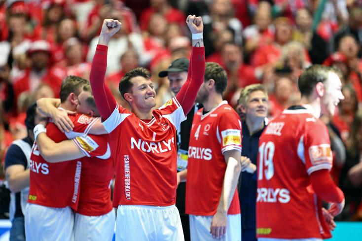 L'ailier danois Emil Manfeldt Jakobsen célèbre le titre européen avec ses coéquipiers, après la victoire face à l'Allemagne en finale de l'Euro de hand, à Herning, au Danemark, le 1er février 2026 © Jonathan Nackstrand / AFP