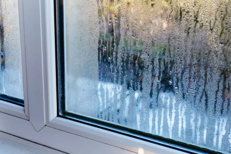 Fenêtres embuées ? Ce duo magique maison va les garder claires !