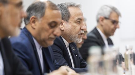 Le ministre des Affaires étrangères iranien Abbas Araghchi participe à une réunion à Genève (Suisse), le 17 février 2026. (CYRIL ZINGARO / AFP)