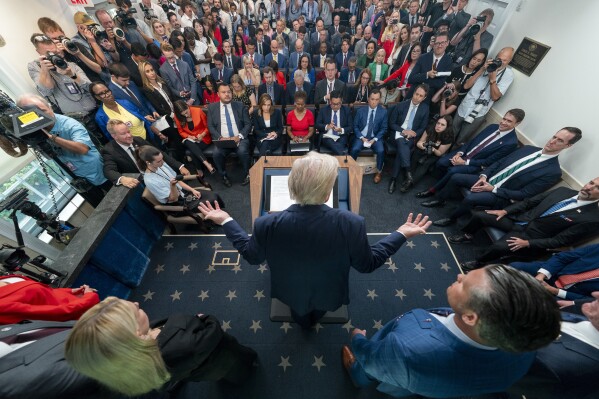 Le président Donald Trump s'adresse aux journalistes dans la salle de presse James Brady à la Maison Blanche, vendredi 20 février 2026, à Washington. © Alex Brandon, AP