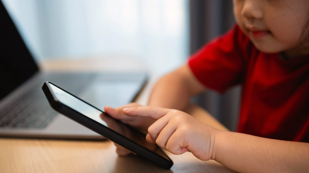 Étude : l’exposition aux écrans avant 2 ans favorise l’anxiété chez les adolescents