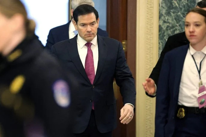 WASHINGTON, DC - 2 MARS : Le secrétaire d'État américain Marco Rubio au Capitole américain, le 2 mars 2026, à Washington, DC. Les membres de l'administration Trump se limitent à informer les dirigeants du Congrès sur les opérations militaires américaines en Iran. (AFP)