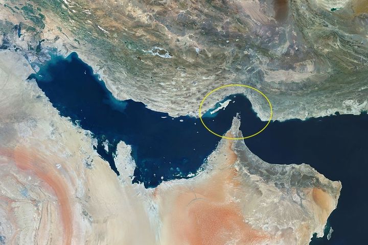 Une vue satellite du golfe Persique, le détroit d'Ormuz est entouré d'un rond jaune, le 11 janvier 2025. (GALLO IMAGES / GETTY IMAGES / FRANCE INFO)