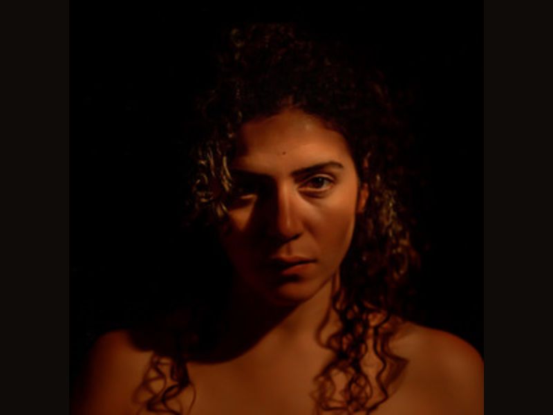 Un voyage sentimental en musique : l’EP de Sara Moullablad en avant-première à l’American Arts Center