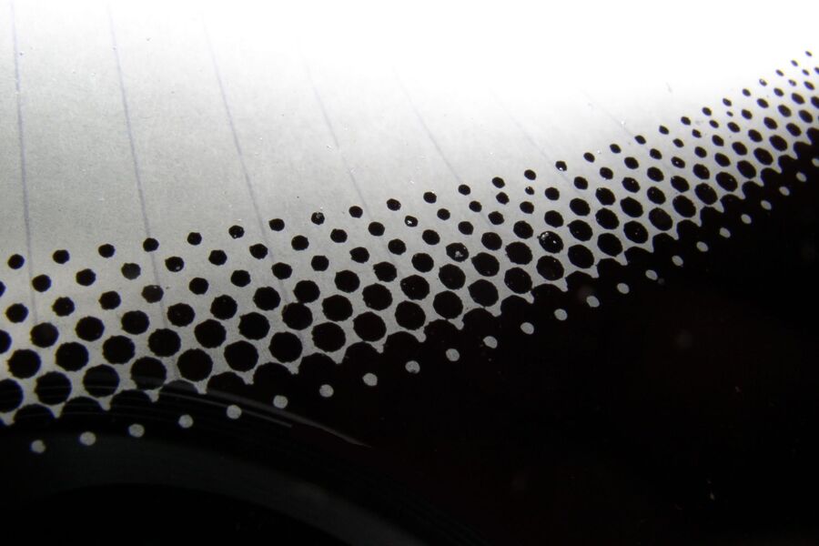 Ces points noirs sur ton pare-brise : décor ou secret bien gardé ?