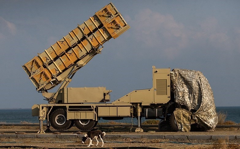 Le Khordad-15, introduit pour la première fois en 2019, utilise des missiles sol-air guidés Sayyad-3 pour intercepter les cibles aériennes.