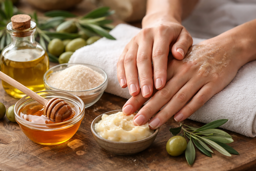 Mains rêches au réveil ? Le rituel de nuit à 3 ingrédients qui change tout sans effort