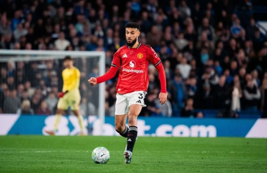 Mazraoui impérial contre Chelsea, une prestation défensive saluée à Manchester United