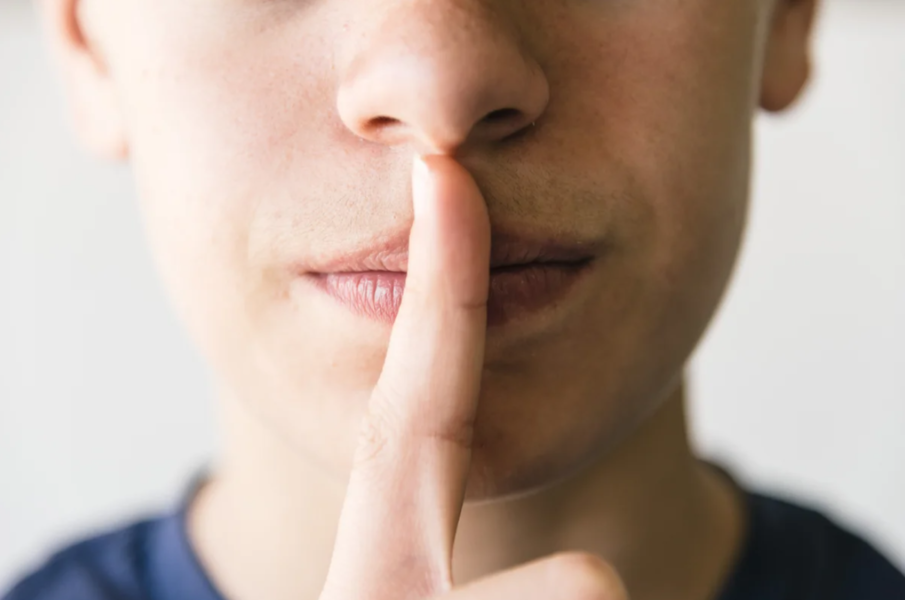 Secrets, stress et tête pleine : quand ce qu’on garde pour soi finit par nous peser