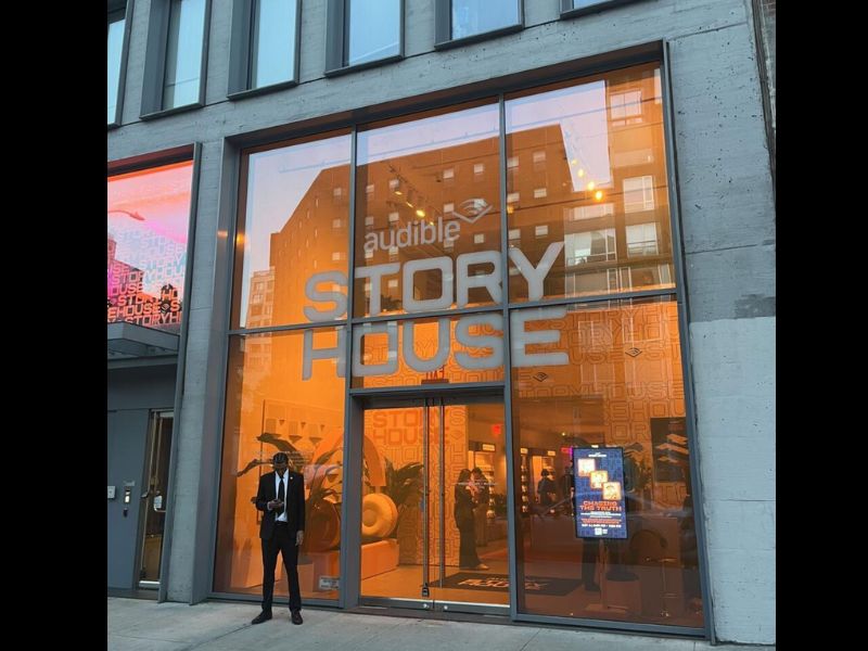 Audible révolutionne l'expérience littéraire avec sa première "librairie sans livres" à New York