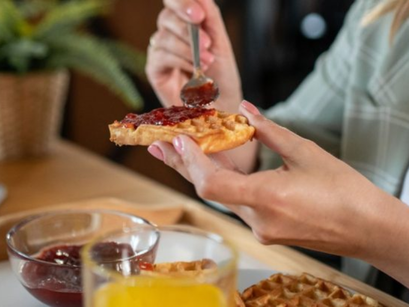 Nutrition : cette “confiture” qui ne fait pas grimper la glycémie intrigue les experts.