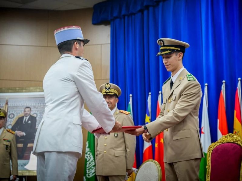 SAR Moulay El Hassan préside à Kénitra la cérémonie de sortie de la 26e promotion du Cours Supérieur de Défense et de la 60e promotion du Cours Etat-Major