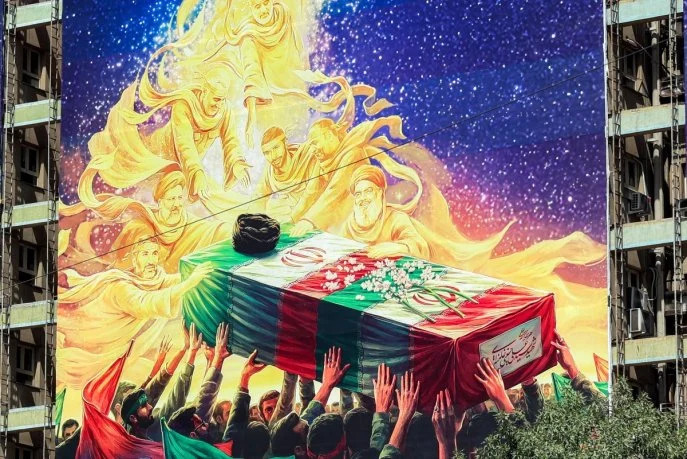 Une fresque murale de propagande représentant le défunt président Ebrahim Raisi, le commandant des Gardiens de la révolution Qasem Soleimani, tué, le chef du Hezbollah libanais Hassan Nasrallah, également tué, et d’autres, en personnages de lumière accueillant dans les cieux le cercueil du guide suprême iranien Ali Khamenei, tué lors d’une frappe le premier jour de la guerre américano-israélienne contre l’Iran, le 29 juin 2026. (Photo AFP)