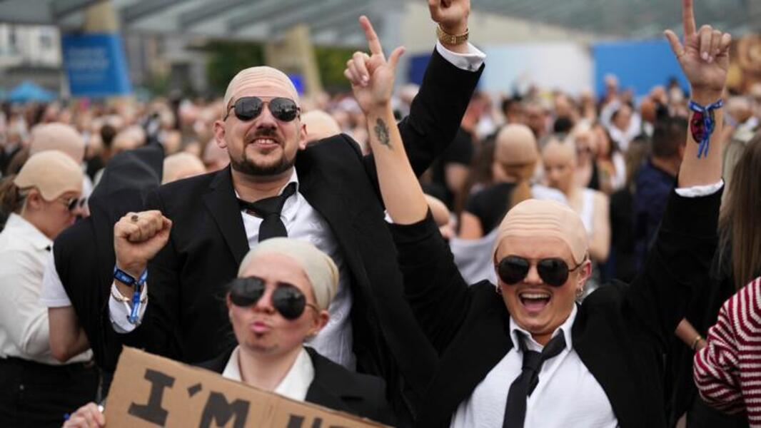 Pitbull transforme Londres en réunion de faux chauves et décroche un record improbable