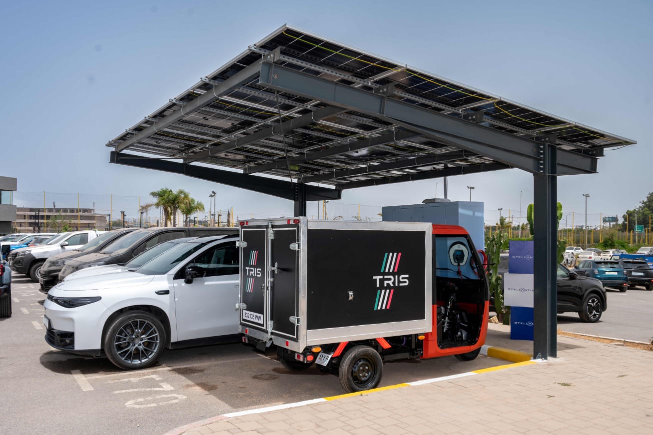 ​Mobilité verte : à Bouskoura, Stellantis teste une station solaire autonome pensée au Maroc