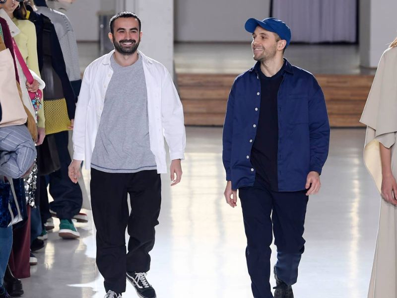 Moschino ouvre une nouvelle ère : ce que l’arrivée de Simone Rizzo et Loris Messina change pour la maison italienne.