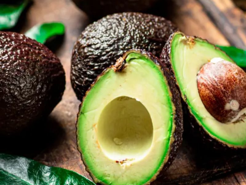 L'avocat fait-il grimper le cholestérol ? Ce que dit la science sur ce super-aliment