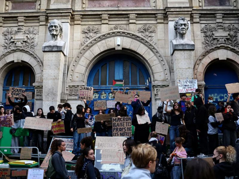 Parcoursup, blocus, colère lycéenne : quand le système éducatif français se retrouve face à ses propres limites