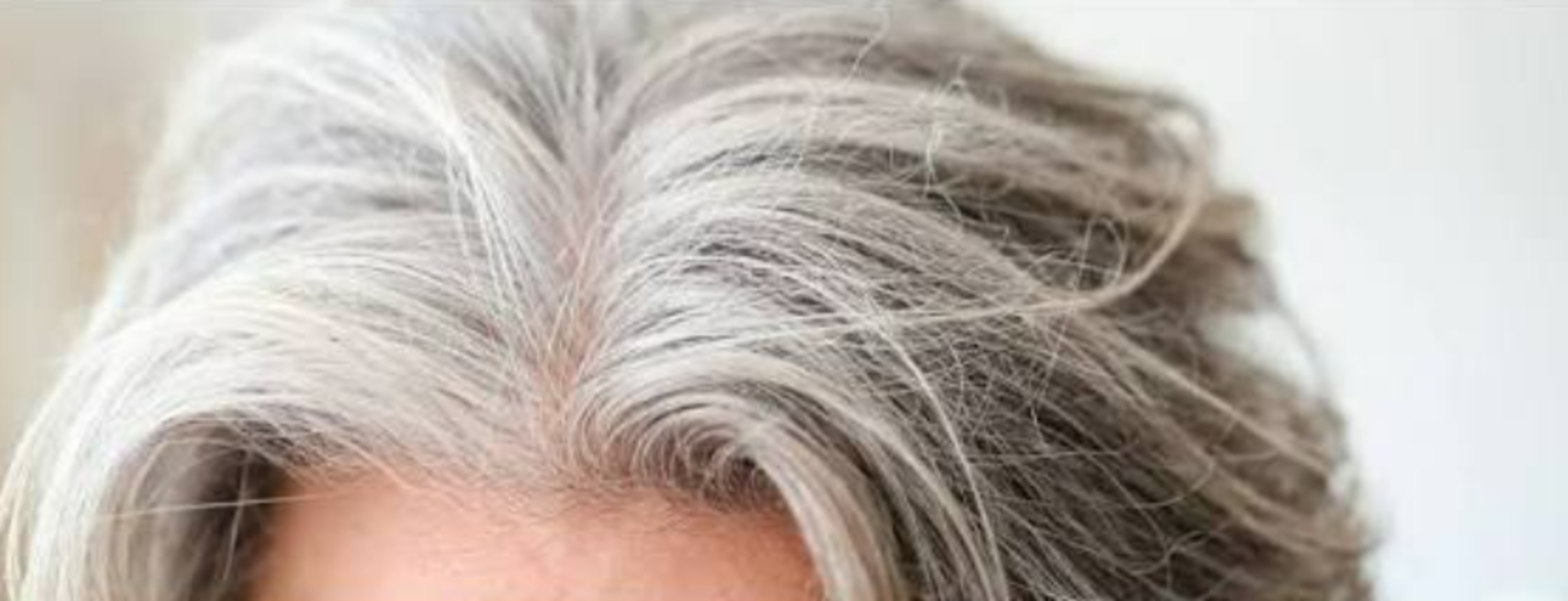 Cheveux blancs : pourquoi apparaissent-ils et peut-on retarder leur arrivée ?