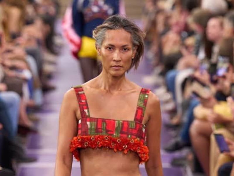 Wanmai Bergman : à 43 ans, elle réalise son rêve sur le podium de Miu Miu
