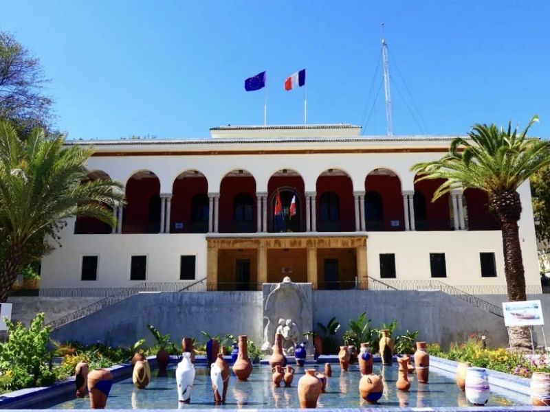 Tanger : Maxime Gralet fait dialoguer céramique, danse et musique autour de 30 jarres