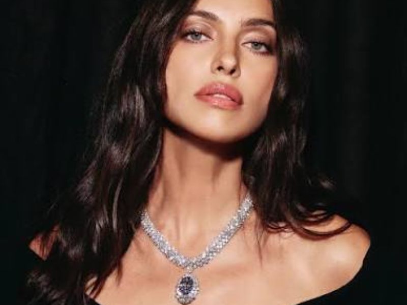 Messika : un diamant bleu exceptionnel illumine le défilé de haute joaillerie à Paris